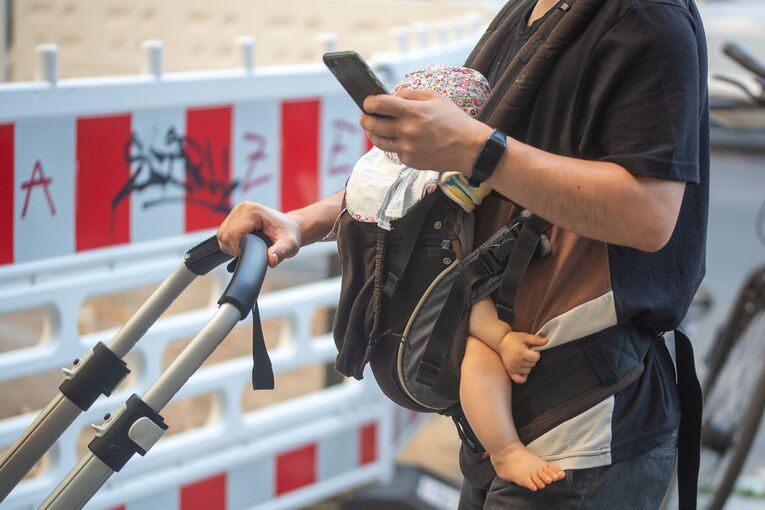Vater mit Baby