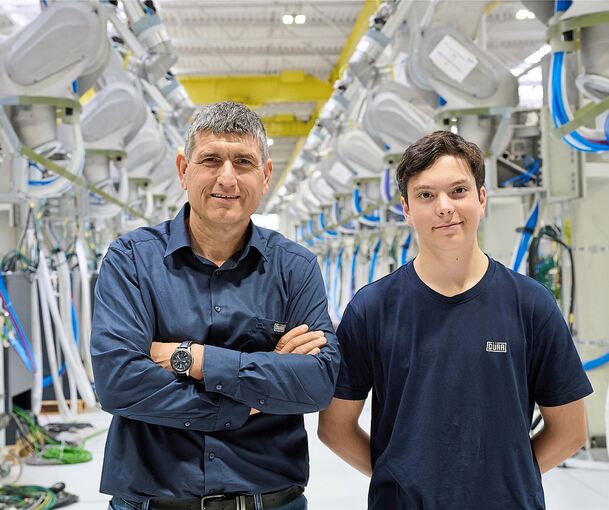 Michael und Nils Lägler in der Dürr-Produktion vor der Lackierstraße.
