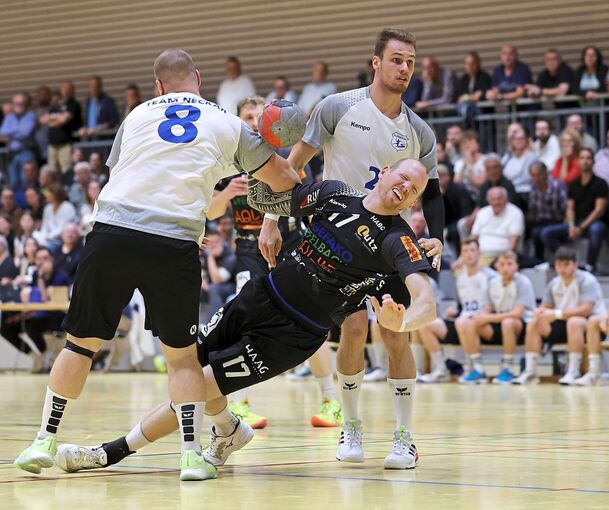 Hoher körperlicher Einsatz: Constantin Schuster (Habo) gegen Lucas Hochwimmer (links) und Finn Kienzle (rechts) vom Team Neckar.