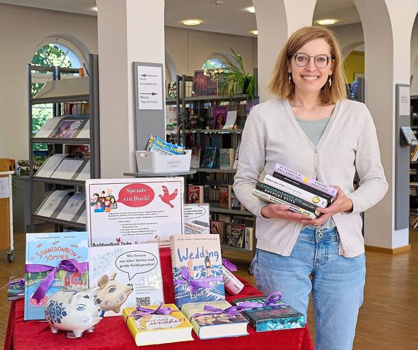 Der Wunschtisch in der Stadtbücherei Marbach wird zur Freude von Leiterin Franziska Kunz gut angenommen.