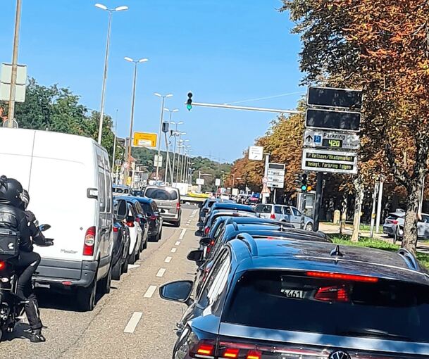 Alleingelassen: Sonst auf die volle Bärenwiese hinweisend, bleibt das Feld dunkel. Ein Teil biegt rechts in den Stau vor den Parkplätzen ab, der Rest der Autofahrer fährt geradeaus in den Stau an der Sternkreuzung.