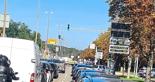 Alleingelassen: Sonst auf die volle Bärenwiese hinweisend, bleibt das Feld dunkel. Ein Teil biegt rechts in den Stau vor den Parkplätzen ab, der Rest der Autofahrer fährt geradeaus in den Stau an der Sternkreuzung.