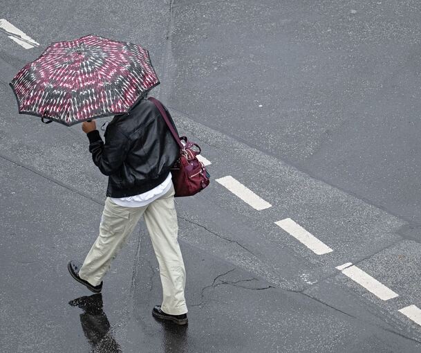 Der Regenschirm bleibt auch in den nächsten Tagen ein wichtiger Begleiter.