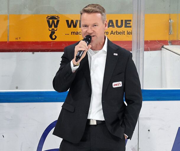 DEL2-Geschäftsführer René Rudorisch am Mikro bei seinem Besuch in Bietigheim.