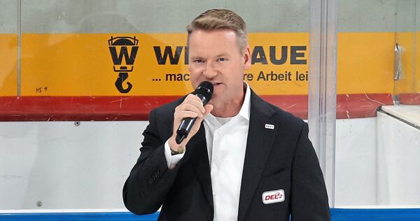 DEL2-Geschäftsführer René Rudorisch am Mikro bei seinem Besuch in Bietigheim.