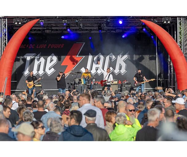 Ein Bild vom Sommer dieses Jahres: Die AC/DC-Coverband „The Jack“ lockte viele Hundert Besucher auf den Marktplatz zu „Kornwestheim rockt“.