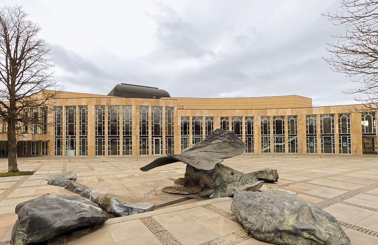 Außen hui, innen naja? Knapp 40 Jahre alt, ist das Forum am Schlosspark in seiner ganzen Schönheit kürzlich zum Kulturdenkmal erklärt worden. Doch die Technik und der Bau selbst sind sanierunbedürftig, der Brandschutz ist nur ausreichend.