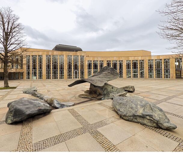 Außen hui, innen naja? Knapp 40 Jahre alt, ist das Forum am Schlosspark in seiner ganzen Schönheit kürzlich zum Kulturdenkmal erklärt worden. Doch die Technik und der Bau selbst sind sanierunbedürftig, der Brandschutz ist nur ausreichend.