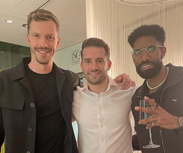 Zu Gast im „Aktuellen Sportstudio“: Der Hessigheimer Fußballer Filippo Russo (Mitte) mit seinen prominenten Gegnern an der Torwand – Basketball-Star Andreas Obst (links) und Marathon-Ass Amanal Petros.