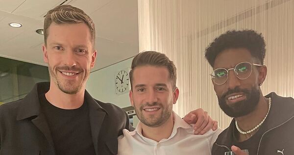 Zu Gast im „Aktuellen Sportstudio“: Der Hessigheimer Fußballer Filippo Russo (Mitte) mit seinen prominenten Gegnern an der Torwand – Basketball-Star Andreas Obst (links) und Marathon-Ass Amanal Petros.