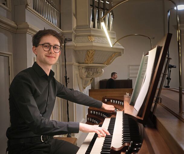 Feiert seinen Abschied aus Ludwigsburg: Philipp Kaufmann an der Orgel der Ludwigsburger Stadtkirche.