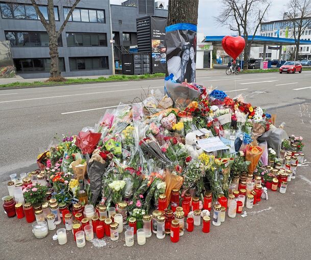 Nach dem tödlichen Autorennen legten viele am Unfallort Blumen und Kerzen ab.