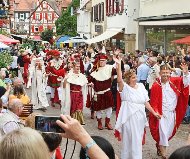 „Wein schmeckt mir rot, er schmeckt mir weiß, allein, zu zweit im Freundeskreis“: Dieses Motto inspirierte den Tanzsportclub Besigheim beim Festumzug am Sonntag.