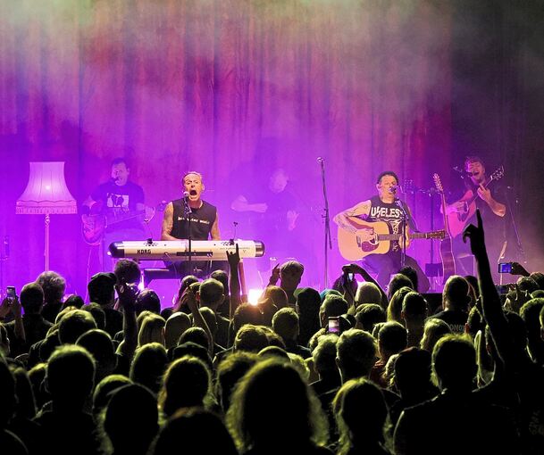 Nicht nur buntglasiertes Süßgebäck: Die Donots im Scala.