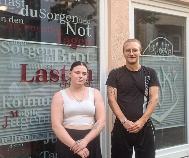 Mika Schaaf ist Sprecher der Kampagne für den Erhalt der Mobilen Jugendarbeit in der Karlstraße, Darja Vdovicenko hat dort ihre Heimat, seit sie 14 ist.