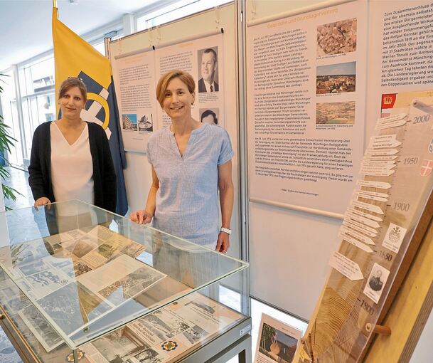 Museumsleiterin Miriam Ecker (links) und Christine Sturgess vom Heimatmuseum Münchingen haben die neue Ausstellung konzipiert.