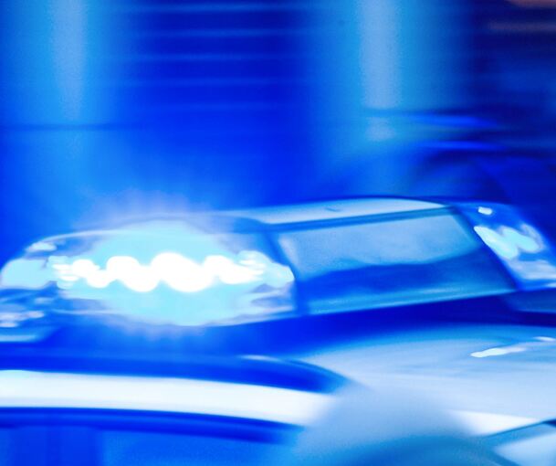 Die Polizei bittet nach der Unfallflucht um Zeugenhinweise.