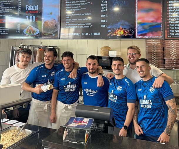 Viel Spaß hatten die TVM-Kicker bei der ersten Aktion 2024, als sie erstmala den Dönerimbiss ihres Sponsors übernahmen.