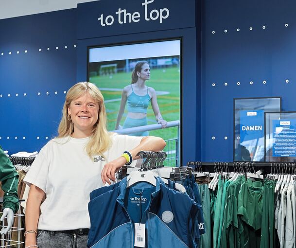 Mit „to the top“ will Tabea Fischer frischen Wind in die Welt der Sportmode bringen und die Menschen motivieren, einen aktiven Lebensstil zu pflegen. Hier präsentiert sie einen Teil ihrer Kollektionen im Ingersheimer Tracta-Outlet.