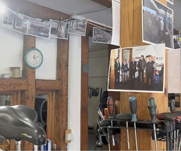 Die Werkstatt ist voller Erinnerungsfotos.