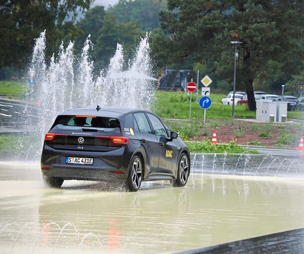 Wasser marsch auf der Schleuderplatte: Hier erleben Fahrer in sicherer Umgebung wie ihre Autos auf glatten und rutschigen Straßen reagieren.