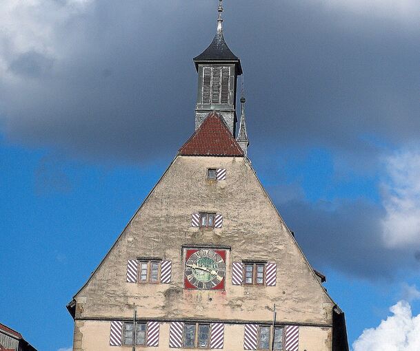 Dunkle Wolken über dem Rathaus Besigheim (Symbolbild): Es droht ein Rechtsstreit.