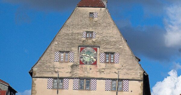 Dunkle Wolken über dem Rathaus Besigheim (Symbolbild): Es droht ein Rechtsstreit.