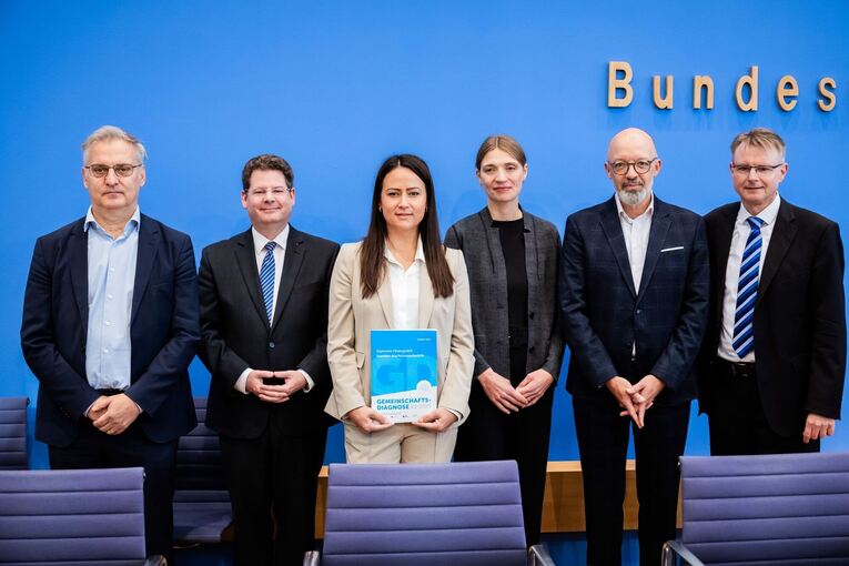 Führende Wirtschaftsinstitute stellen neue Konjunkturprognose vo Führende Wirtschaftsinstitute stellen neue Konjunkturprognose vo