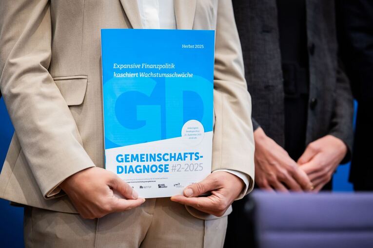 Führende Wirtschaftsinstitute stellen neue Konjunkturprognose vo Führende Wirtschaftsinstitute stellen neue Konjunkturprognose vo