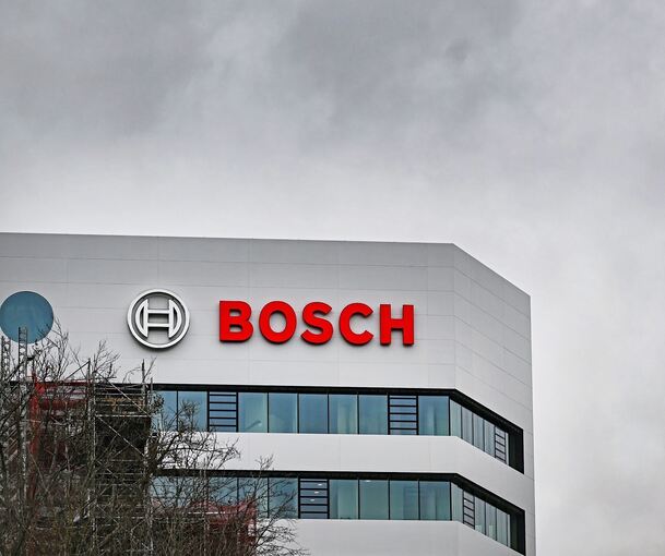 Dunkle Wolken über der Gerlinger Zentrale: Bosch ist nach eigenen Angaben in vielen Bereichen nicht mehr wettbewerbsfähig, der Konzern kann im Vergleich zur Konkurrenz nicht mithalten. Um das Ruder herumzureißen, muss er deutlich sparen und die Organ