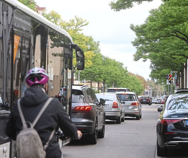 Autos, die die Wilhelmstraße als (vermeintliche) Abkürzung nutzen, sind manch einem ein Dorn im Auge.