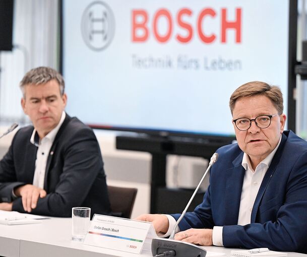 Ernste Mienen beim Verkünden schlechter Nachrichten: Stefan Grosch (rechts), Geschäftsführer und Arbeitsdirektor der Robert Bosch GmbH, spricht bei einer kurzfristig angekündigten Pressekonferenz über den Jobabbau. Links sitzt Thomas Pauer, der Vorsi