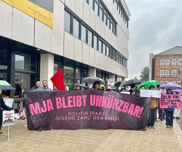 Vor der Gemeinderatssitzung demonstrieren Jugendliche und Erwachsene vor dem Kulturzentrum für den Erhalt der Mobilen Jugendarbeit.