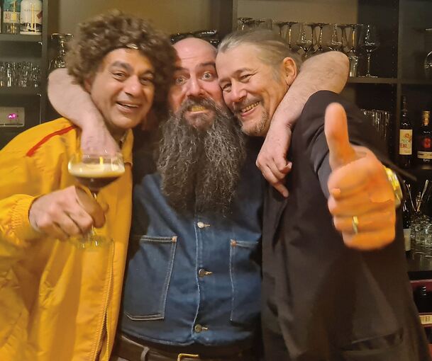 Revival-Party 2.0: Dschingis Can, Pascal Fetzer und Sean Zwissler (v.l.), hier bei der Erstauflage im April, feiern am kommenden Freitag ihren ganz eigenen Tag der Einheit. Diesmal wohl ganz ohne Perücke.