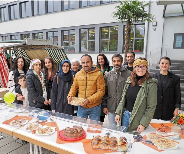 Migranten und Ehrenamtliche haben am Freitag an einem Stand vor dem Rathaus internationales Gebäck angeboten.