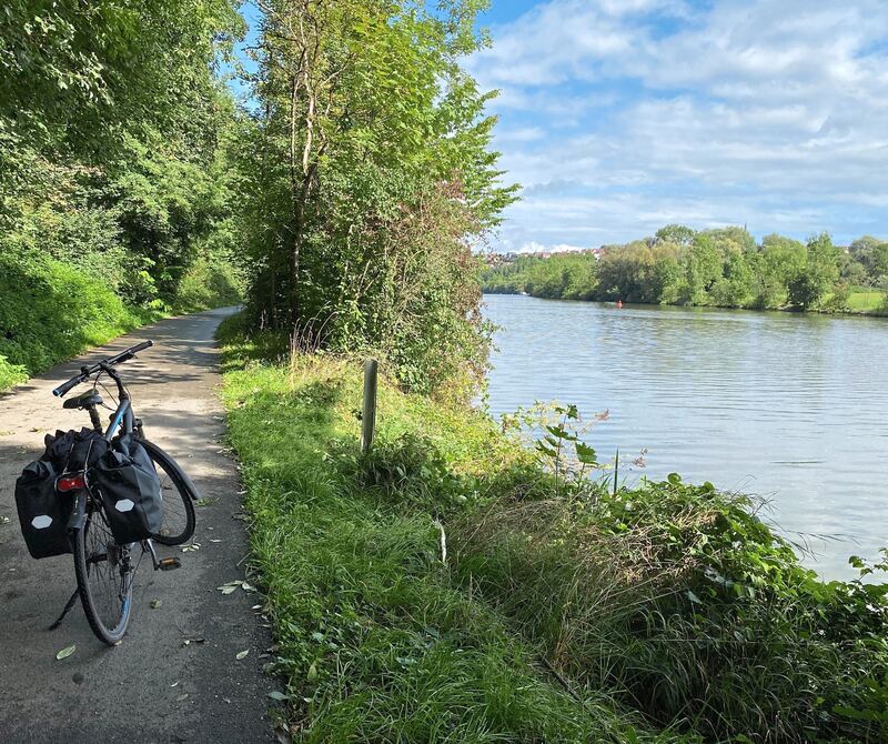 Nicht nur das Wetter hellt auf, auch die Strecke wird immer dort richtig schön, wo es mitten durch die Natur geht. Nicht nur das Wetter hellt auf, auch die Strecke wird immer dort richtig schön, wo es mitten durch die Natur geht.