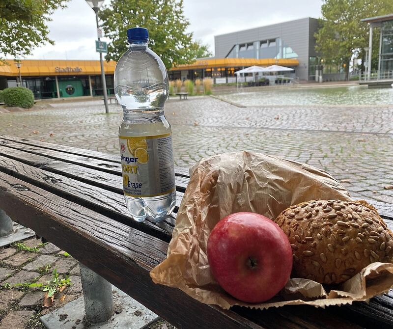 Die Regenpause in Freiberg wird genutzt, um sich ein wenig zu stärken. Die Regenpause in Freiberg wird genutzt, um sich ein wenig zu stärken.