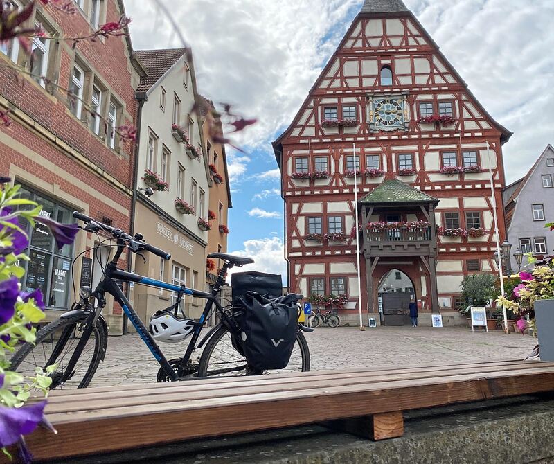 Zweite Pause vor dem Rathaus von Besigheim. Die historische Altstadt hat mit ihren vielen Fachwerkhäusern und Gassen für Besuche Zweite Pause vor dem Rathaus von Besigheim. Die historische Altstadt hat mit ihren vielen Fachwerkhäusern und Gassen für Besucher einiges zu bieten.