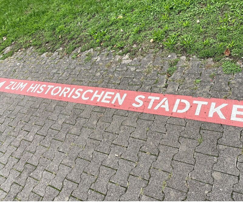 Clevere Idee: In vielen Orten führt der Radweg nur an den Städten vorbei. In Besigheim führt einen ein roter Streifen deshalb bi Clevere Idee: In vielen Orten führt der Radweg nur an den Städten vorbei. In Besigheim führt einen ein roter Streifen deshalb bis in die Altstadt hinein.