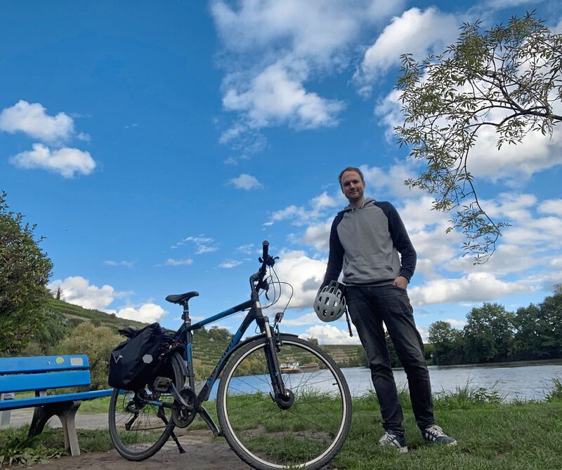 Erschöpt, aber angekommen. Die Neckarschleife im Hintergrund markiert schon fast das Ende des Neckars auf Ludwigsburger Gebiet. Erschöpt, aber angekommen. Die Neckarschleife im Hintergrund markiert schon fast das Ende des Neckars auf Ludwigsburger Gebiet.
