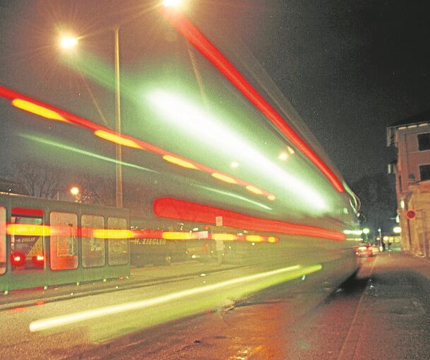 Ein Nachtbus rauscht im Bottwartal durch die Dunkelheit: Seit fast 25 Jahren betreibt der Kreis Ludwigsburg ein eigenes Netz.