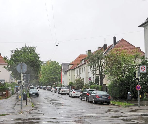 Baustelle ab 6. Oktober: Die Elmar-Doch-Straße wird im ersten Bauabschnitt bis zur Neuffenstraße gesperrt (ungefähr bis zum Haus mit dem roten Streifen rechts).