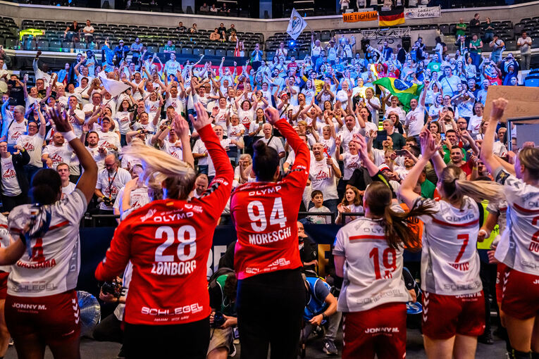 Große Fete in Budapest: Die Handballerinnen der SG BBM Bietigheim feiern ihren Finaleinzug beim Final Four der Champions League-2024.