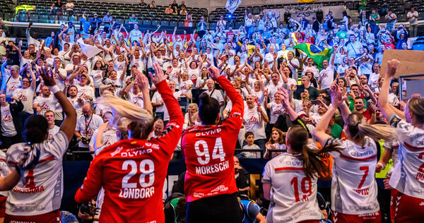 Große Fete in Budapest: Die Handballerinnen der SG BBM Bietigheim feiern ihren Finaleinzug beim Final Four der Champions League-2024.