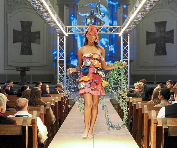 Die Kleidungsstücke stellten das Thema Wasser in den Fokus.