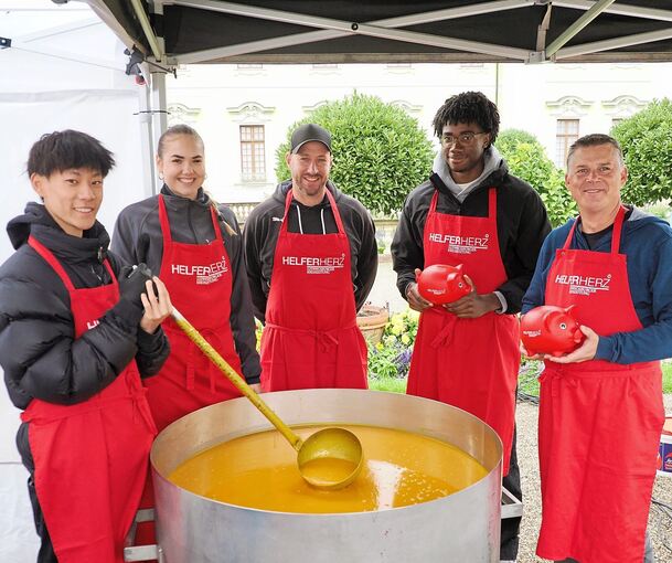 Es ist noch Suppe da: Zhenlin Hu, Isabel Theil, Sven Sattelmaier, Nathan Pagop und Jan Hinner (von links) freuen sich, dass es den Blüba-Besuchern schmeckt.