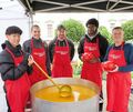 Es ist noch Suppe da: Zhenlin Hu, Isabel Theil, Sven Sattelmaier, Nathan Pagop und Jan Hinner (von links) freuen sich, dass es den Blüba-Besuchern schmeckt.