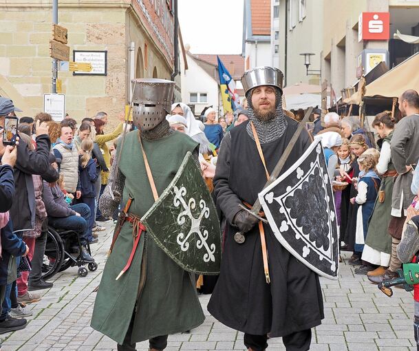 Ritter und Gaukler marschierten durch due Großbottwarer Innenstadt.