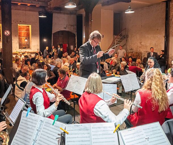 Das musikalische Programm des Musikvereins begeistert das Publikum.
