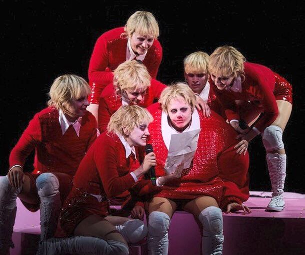 Brillante Bühnenpräsenz: „Die Welt im Rücken“ am Schauspiel Stuttgart.